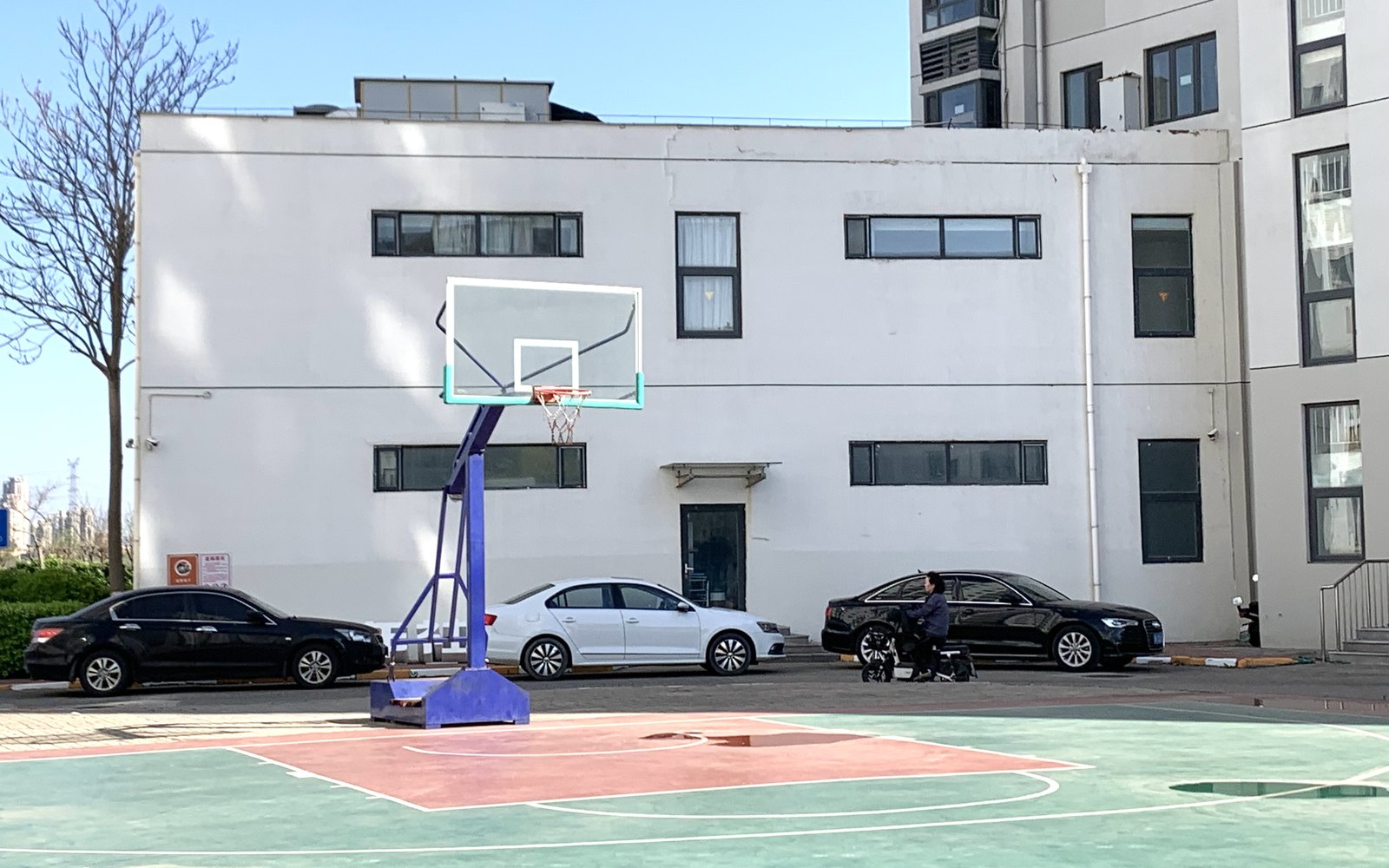 鲸鱼考研住宿区室外塑胶篮球场
